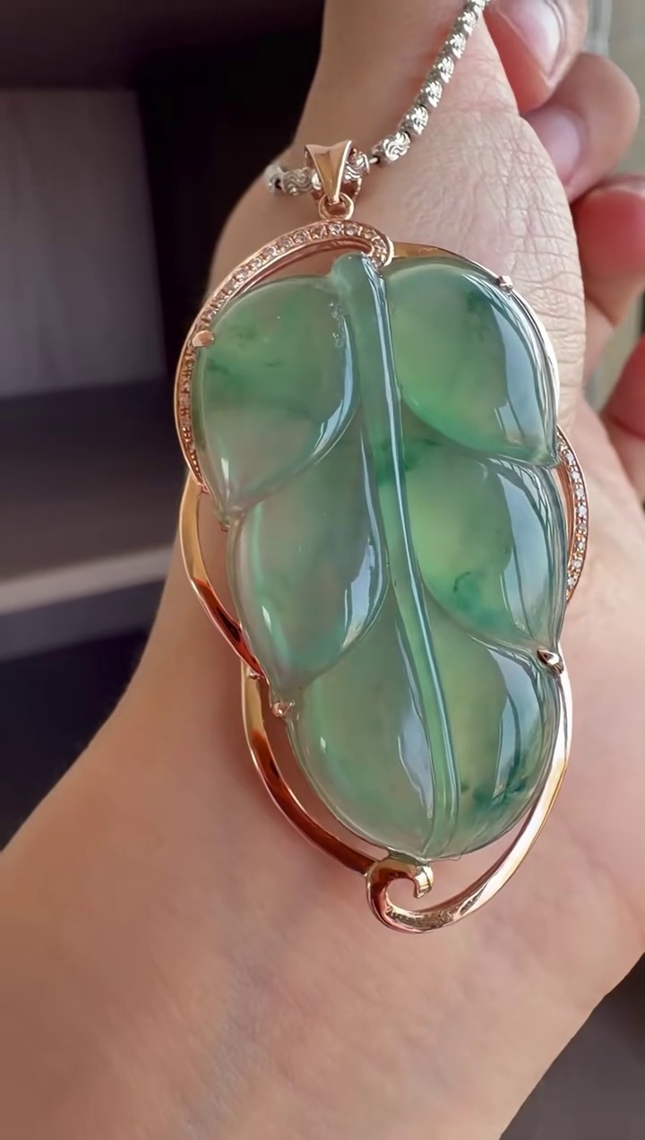 18K 金重金鑽石豪華鑲嵌冰種飄藍花大尺寸翡翠葉子毛衣鏈 58mm|金枝玉葉・冰潤飄花・重金奢華 3 18K 金重金鑽石豪華鑲嵌冰種飄藍花大尺寸翡翠葉子毛衣鏈 58mm|金枝玉葉・冰潤飄花・重金奢華 - Image 3