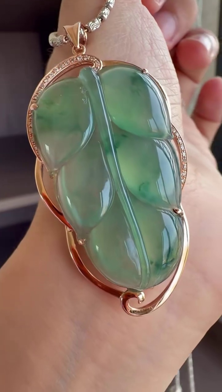 18K 金重金鑽石豪華鑲嵌冰種飄藍花大尺寸翡翠葉子毛衣鏈 58mm|金枝玉葉・冰潤飄花・重金奢華 4 18K 金重金鑽石豪華鑲嵌冰種飄藍花大尺寸翡翠葉子毛衣鏈 58mm|金枝玉葉・冰潤飄花・重金奢華 - Image 4