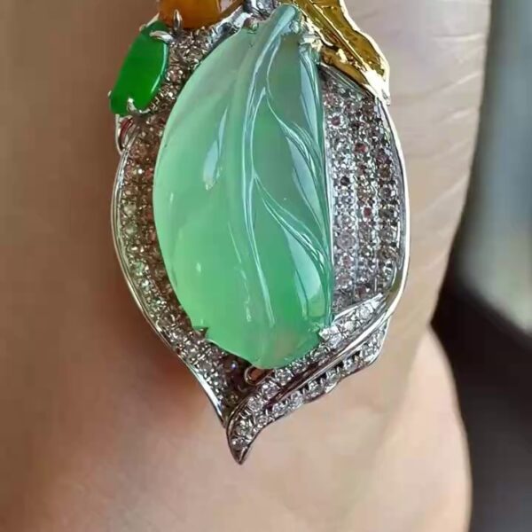 18K 金鑽石精工鑲嵌滿冰晴綠底色翡翠葉子吊墜 28mm｜金枝玉葉・冰清玉潤・清新雅致