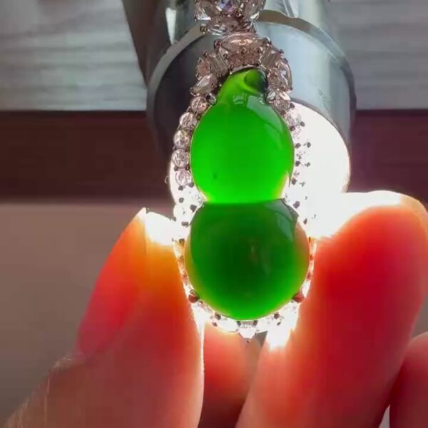 【葫蘆】18K 金精工鑲嵌高冰墨翠一燈爆綠葫蘆吊墜 32mm｜一燈爆綠・高冰通透・福祿雙全