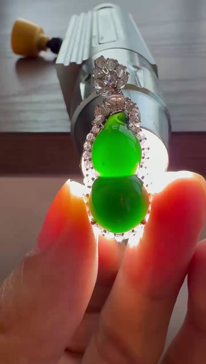 【葫蘆】18K 金精工鑲嵌高冰墨翠一燈爆綠葫蘆吊墜 32mm|一燈爆綠・高冰通透・福祿雙全 1 【葫蘆】18K 金精工鑲嵌高冰墨翠一燈爆綠葫蘆吊墜 32mm|一燈爆綠・高冰通透・福祿雙全