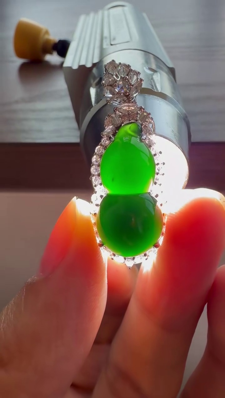 【葫蘆】18K 金精工鑲嵌高冰墨翠一燈爆綠葫蘆吊墜 32mm|一燈爆綠・高冰通透・福祿雙全 2 【葫蘆】18K 金精工鑲嵌高冰墨翠一燈爆綠葫蘆吊墜 32mm|一燈爆綠・高冰通透・福祿雙全 - Image 2