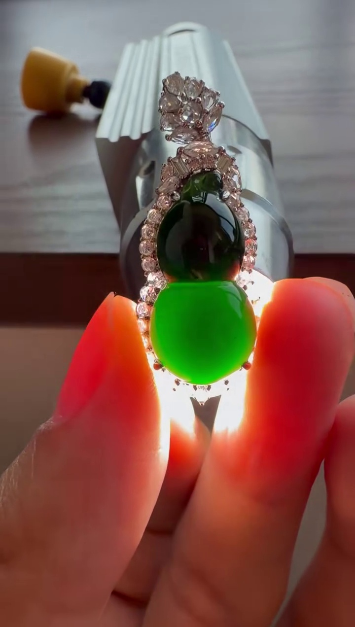 【葫蘆】18K 金精工鑲嵌高冰墨翠一燈爆綠葫蘆吊墜 32mm|一燈爆綠・高冰通透・福祿雙全 3 【葫蘆】18K 金精工鑲嵌高冰墨翠一燈爆綠葫蘆吊墜 32mm|一燈爆綠・高冰通透・福祿雙全 - Image 3