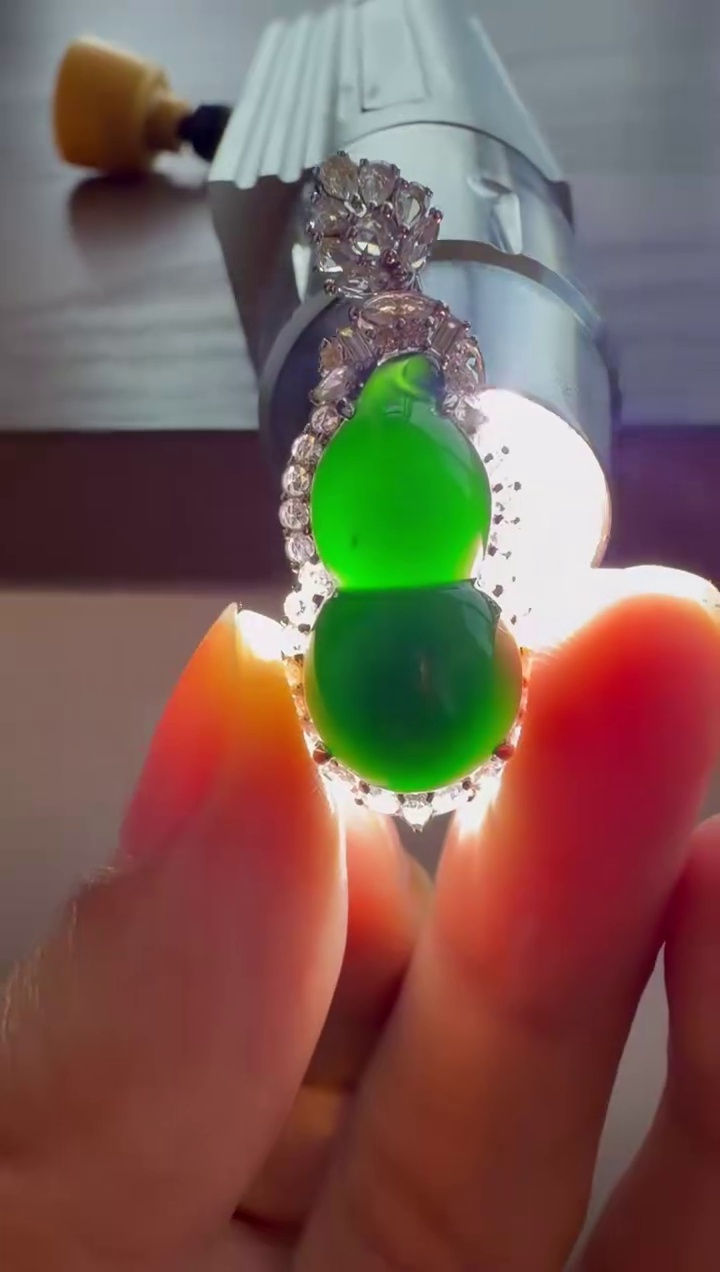 【葫蘆】18K 金精工鑲嵌高冰墨翠一燈爆綠葫蘆吊墜 32mm|一燈爆綠・高冰通透・福祿雙全 4 【葫蘆】18K 金精工鑲嵌高冰墨翠一燈爆綠葫蘆吊墜 32mm|一燈爆綠・高冰通透・福祿雙全 - Image 4