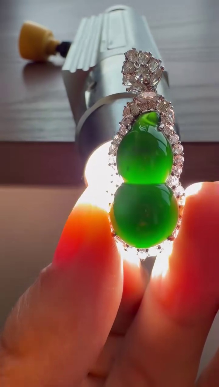 【葫蘆】18K 金精工鑲嵌高冰墨翠一燈爆綠葫蘆吊墜 32mm|一燈爆綠・高冰通透・福祿雙全 5 【葫蘆】18K 金精工鑲嵌高冰墨翠一燈爆綠葫蘆吊墜 32mm|一燈爆綠・高冰通透・福祿雙全 - Image 5