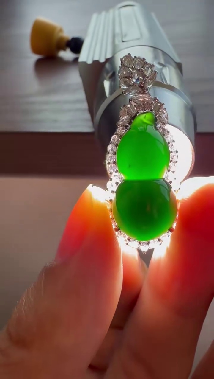 【葫蘆】18K 金精工鑲嵌高冰墨翠一燈爆綠葫蘆吊墜 32mm|一燈爆綠・高冰通透・福祿雙全 6 【葫蘆】18K 金精工鑲嵌高冰墨翠一燈爆綠葫蘆吊墜 32mm|一燈爆綠・高冰通透・福祿雙全 - Image 6
