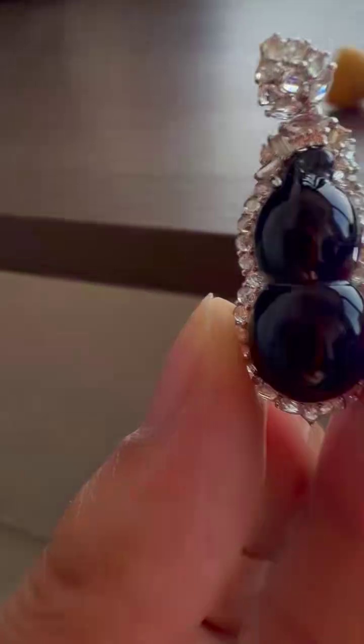 【葫蘆】18K 金精工鑲嵌高冰墨翠一燈爆綠葫蘆吊墜 32mm|一燈爆綠・高冰通透・福祿雙全 7 【葫蘆】18K 金精工鑲嵌高冰墨翠一燈爆綠葫蘆吊墜 32mm|一燈爆綠・高冰通透・福祿雙全 - Image 7