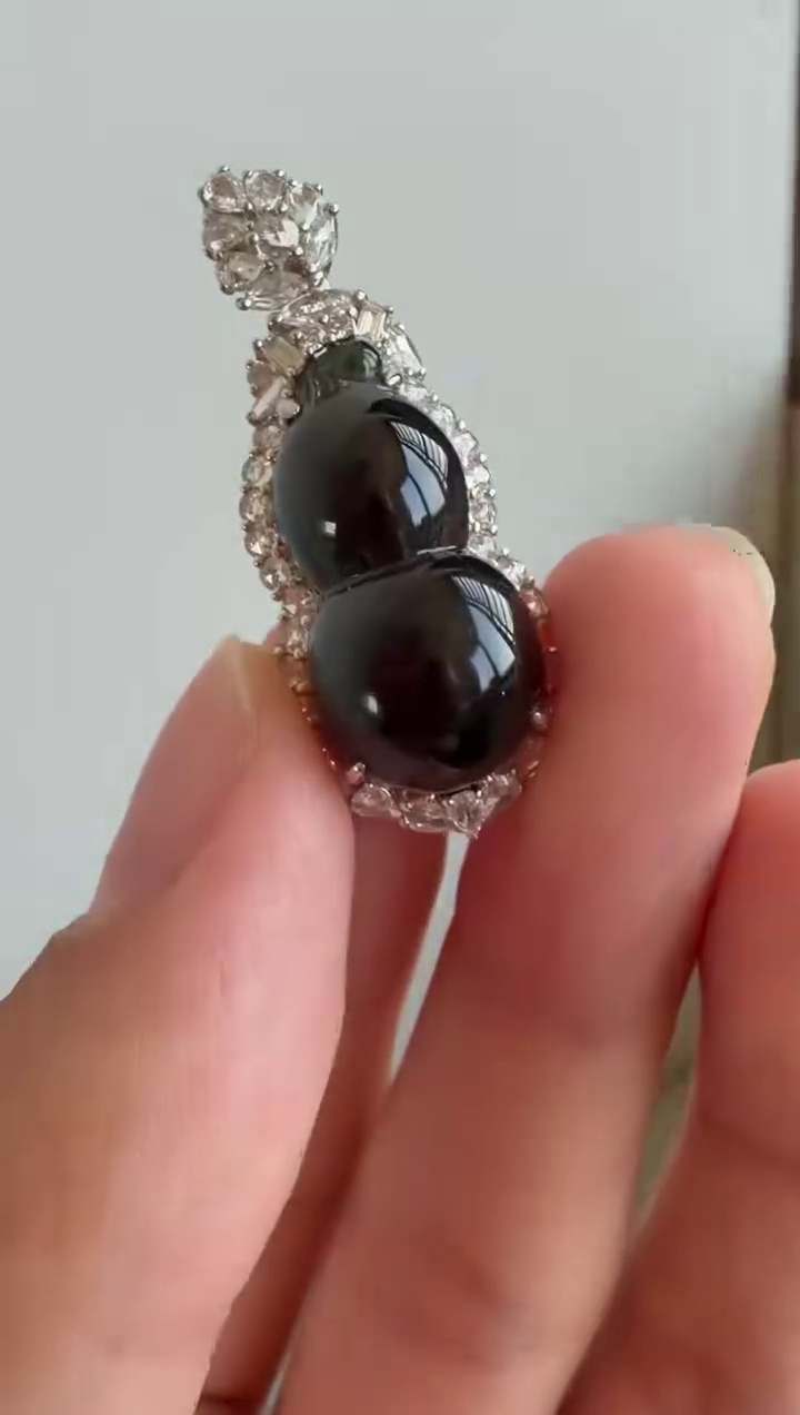 【葫蘆】18K 金精工鑲嵌高冰墨翠一燈爆綠葫蘆吊墜 32mm|一燈爆綠・高冰通透・福祿雙全 8 【葫蘆】18K 金精工鑲嵌高冰墨翠一燈爆綠葫蘆吊墜 32mm|一燈爆綠・高冰通透・福祿雙全 - Image 8