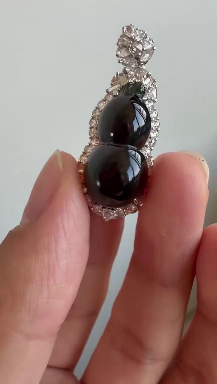 【葫蘆】18K 金精工鑲嵌高冰墨翠一燈爆綠葫蘆吊墜 32mm|一燈爆綠・高冰通透・福祿雙全 9 【葫蘆】18K 金精工鑲嵌高冰墨翠一燈爆綠葫蘆吊墜 32mm|一燈爆綠・高冰通透・福祿雙全 - Image 9
