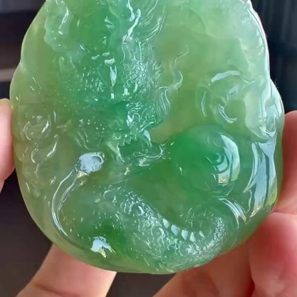 【龍牌】天然淺綠底色大尺寸厚裝精雕翡翠龍牌吊墜 55mm｜龍騰四海・有種有色・極致厚裝・王者霸氣