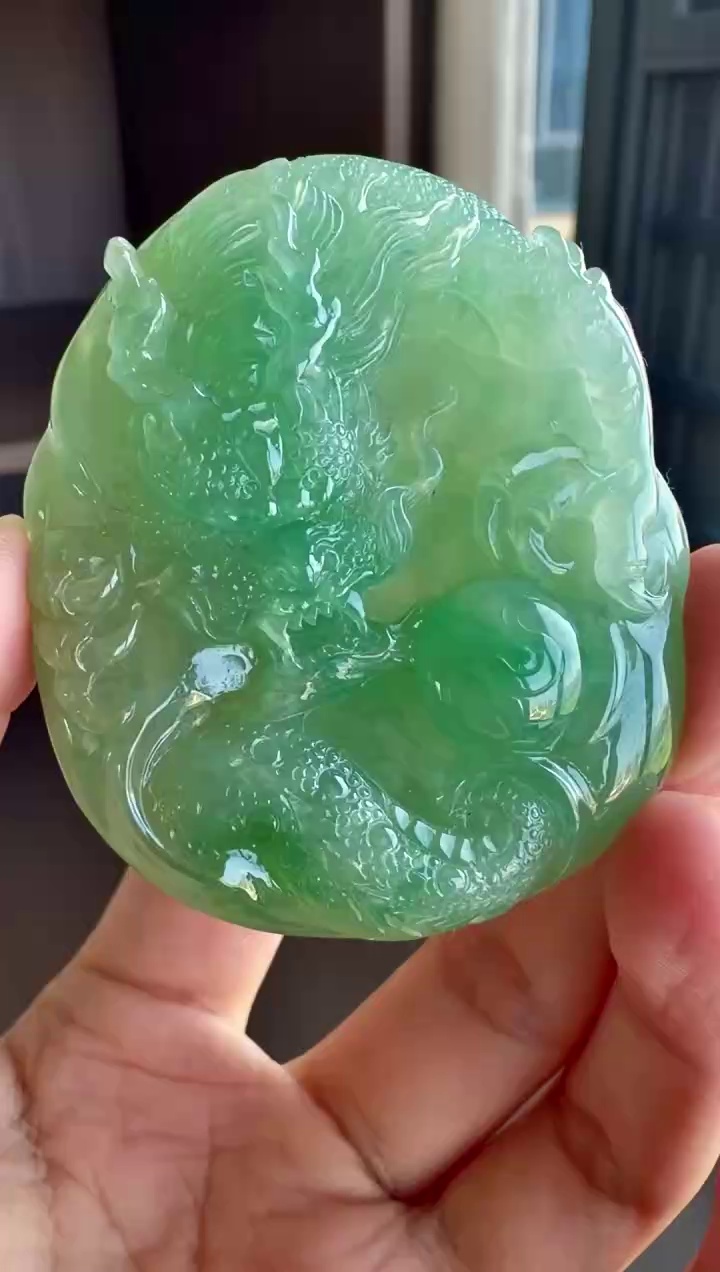 【龍牌】天然淺綠底色大尺寸厚裝精雕翡翠龍牌吊墜 55mm|龍騰四海・有種有色・極致厚裝・王者霸氣 1 【龍牌】天然淺綠底色大尺寸厚裝精雕翡翠龍牌吊墜 55mm|龍騰四海・有種有色・極致厚裝・王者霸氣