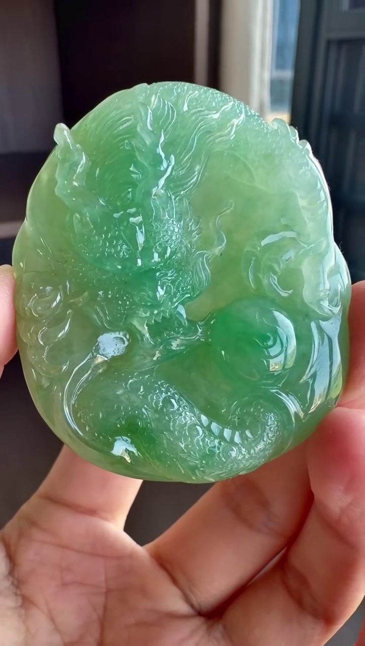 【龍牌】天然淺綠底色大尺寸厚裝精雕翡翠龍牌吊墜 55mm|龍騰四海・有種有色・極致厚裝・王者霸氣 2 【龍牌】天然淺綠底色大尺寸厚裝精雕翡翠龍牌吊墜 55mm|龍騰四海・有種有色・極致厚裝・王者霸氣 - Image 2
