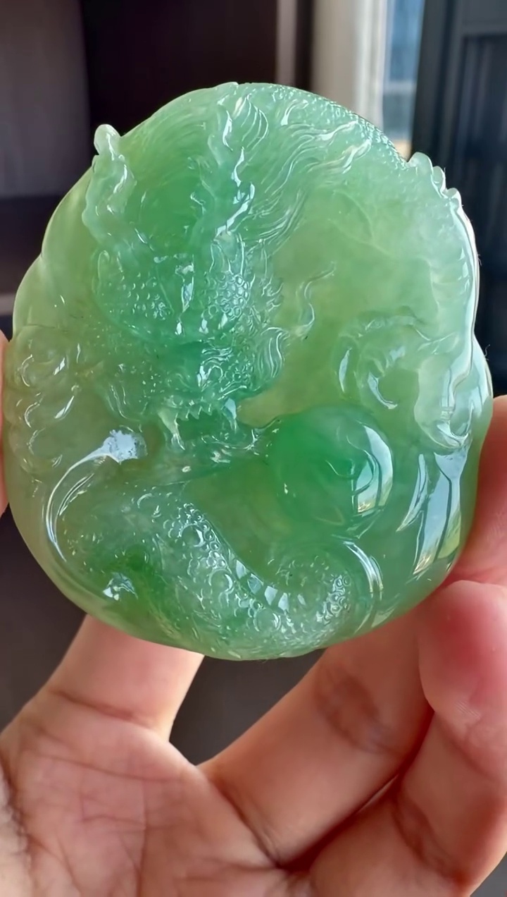 【龍牌】天然淺綠底色大尺寸厚裝精雕翡翠龍牌吊墜 55mm|龍騰四海・有種有色・極致厚裝・王者霸氣 3 【龍牌】天然淺綠底色大尺寸厚裝精雕翡翠龍牌吊墜 55mm|龍騰四海・有種有色・極致厚裝・王者霸氣 - Image 3