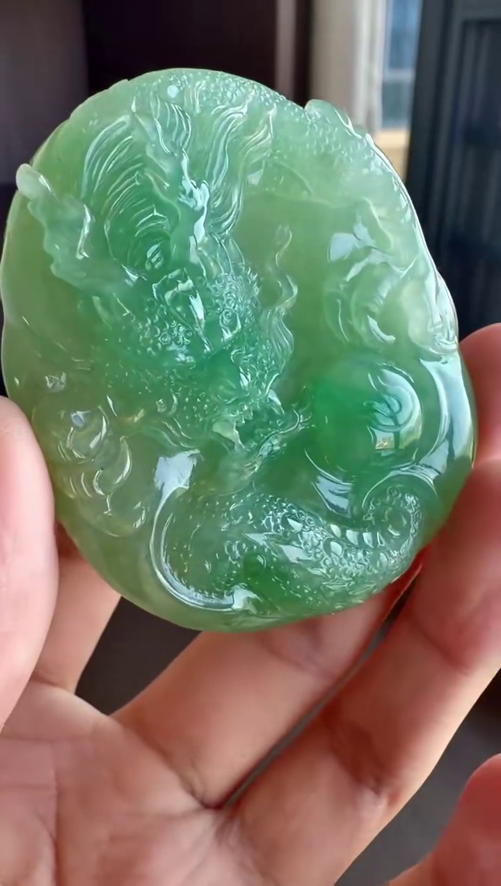 【龍牌】天然淺綠底色大尺寸厚裝精雕翡翠龍牌吊墜 55mm|龍騰四海・有種有色・極致厚裝・王者霸氣 4 【龍牌】天然淺綠底色大尺寸厚裝精雕翡翠龍牌吊墜 55mm|龍騰四海・有種有色・極致厚裝・王者霸氣 - Image 4
