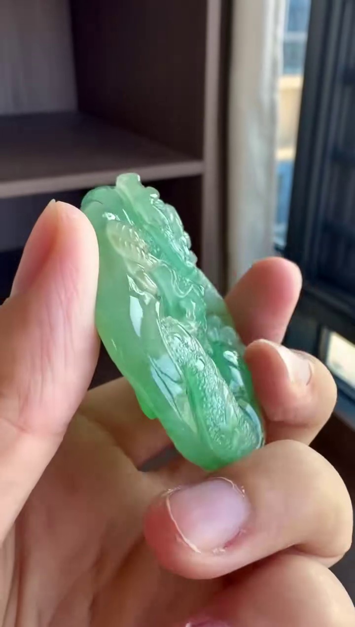 【龍牌】天然淺綠底色大尺寸厚裝精雕翡翠龍牌吊墜 55mm|龍騰四海・有種有色・極致厚裝・王者霸氣 7 【龍牌】天然淺綠底色大尺寸厚裝精雕翡翠龍牌吊墜 55mm|龍騰四海・有種有色・極致厚裝・王者霸氣 - Image 7