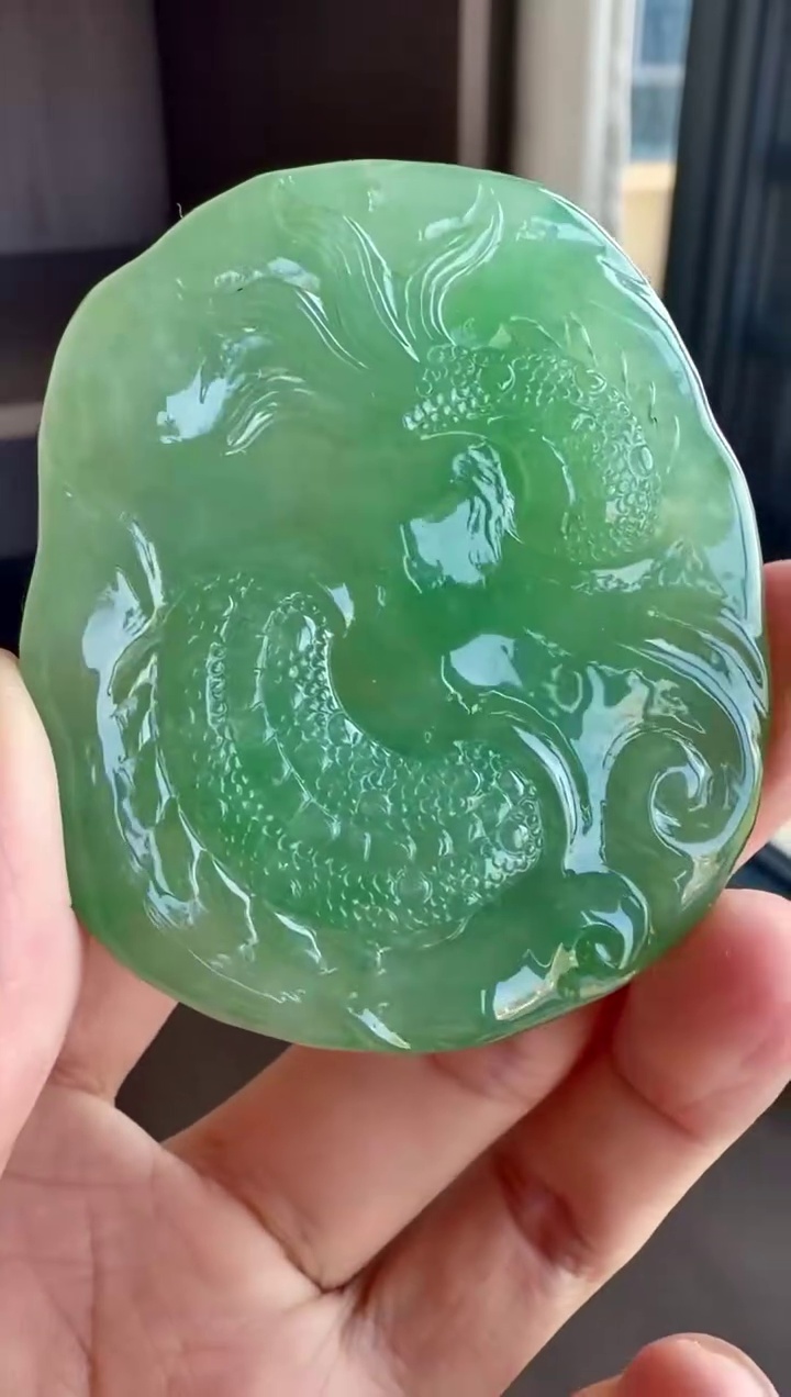 【龍牌】天然淺綠底色大尺寸厚裝精雕翡翠龍牌吊墜 55mm|龍騰四海・有種有色・極致厚裝・王者霸氣 9 【龍牌】天然淺綠底色大尺寸厚裝精雕翡翠龍牌吊墜 55mm|龍騰四海・有種有色・極致厚裝・王者霸氣 - Image 9