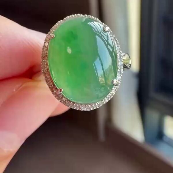 【戒指】18K 金鑽石精工鑲嵌冰飄綠花翡翠戒指 13.5圈口｜冰潤飄花・靈動優雅