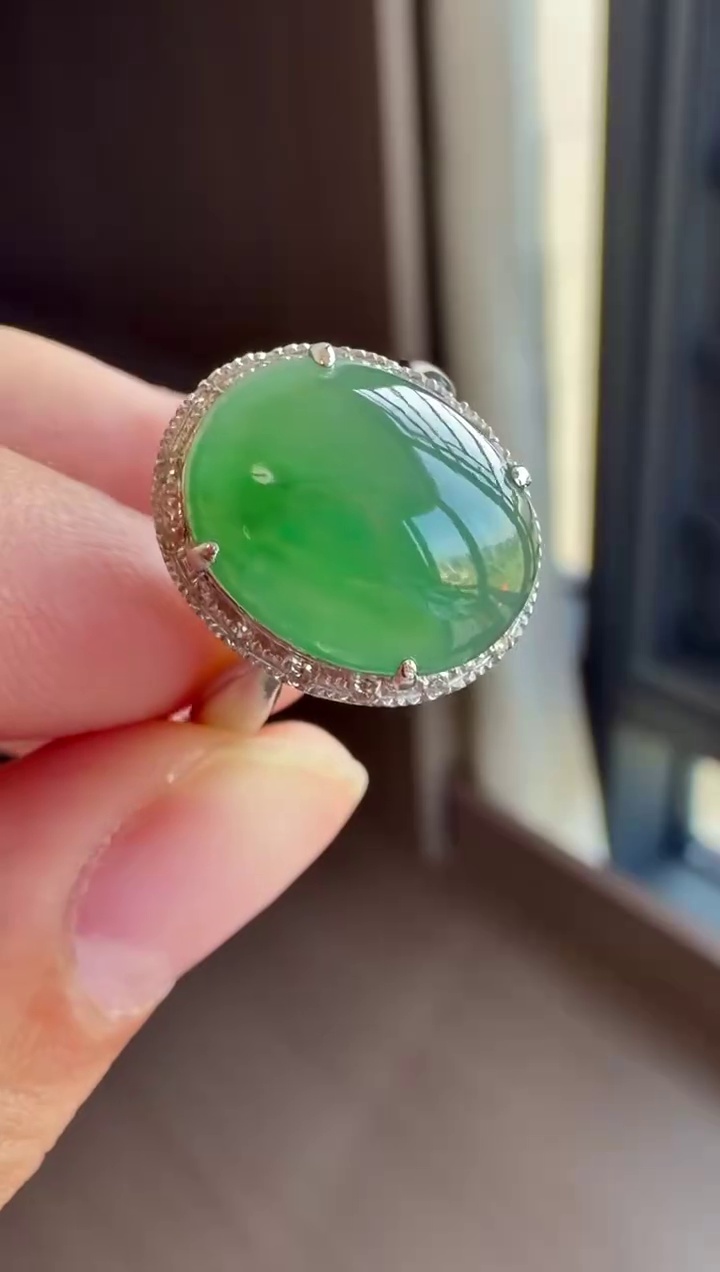 【戒指】18K 金鑽石精工鑲嵌冰飄綠花翡翠戒指 13.5圈口|冰潤飄花・靈動優雅 4 【戒指】18K 金鑽石精工鑲嵌冰飄綠花翡翠戒指 13.5圈口|冰潤飄花・靈動優雅 - Image 4